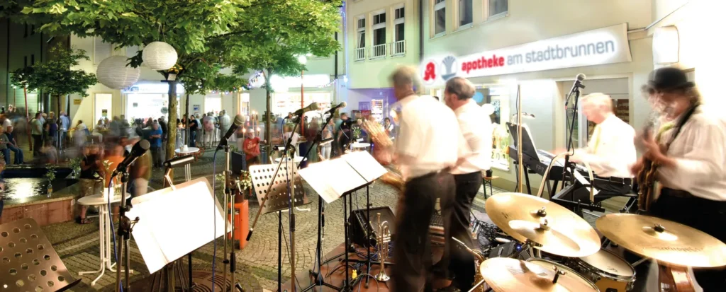 Livemusik vor der Apotheke am Stadtbrunnen bei der Kulturnacht