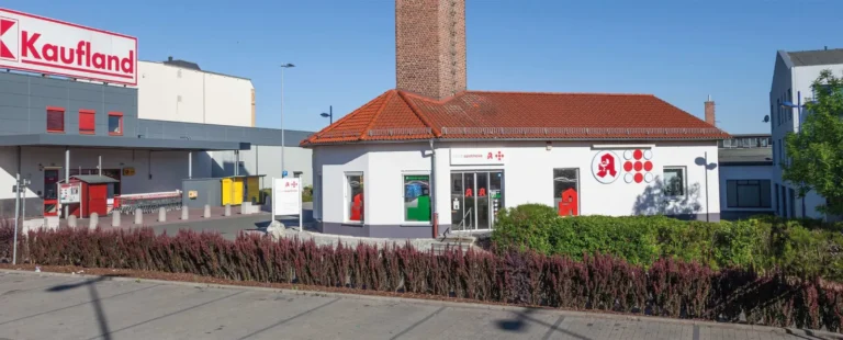 Außenansicht der stadtapotheke ZEULENRODA gegenüber von Kaufland