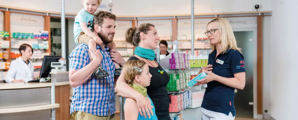 Mitarbeiterin der stadtapotheke ZEULENRODA berät eine Familie